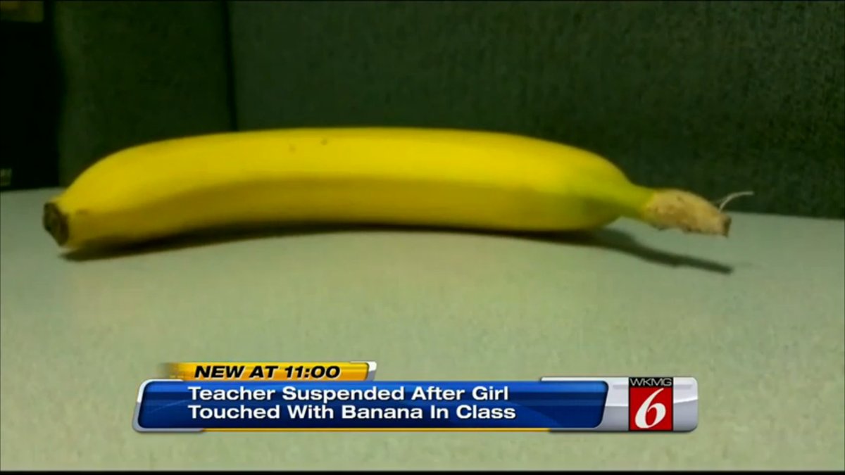Han ska ha smekt en banan över flickans ansikte och nacke.